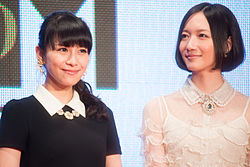 А~чан и Ночи на представянето на биографичния филм „We Are Perfume“ на церемонията по откриването на 28-ия Международен кинофестивал в Токио на 21 октомври 2015.