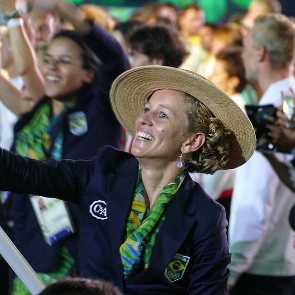 File:A porta-bandeira do -timebrasil, Yane Marques, feliz da vida na abertura da -rio2016 (28267594063).jpg