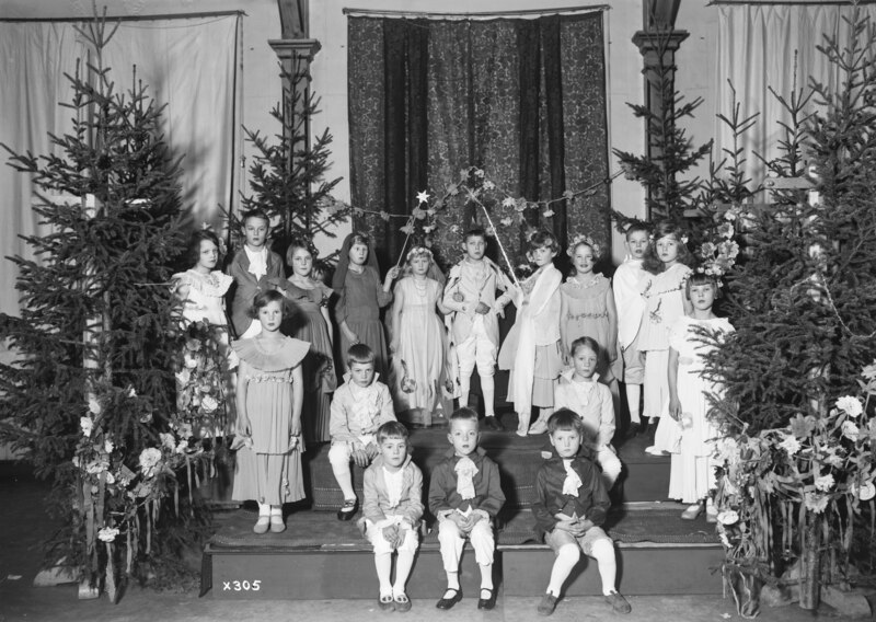 File:A tableau at the Oulu Swedish Middle School's Christmas party 1933 (JOKAKAL3B-3580).tif