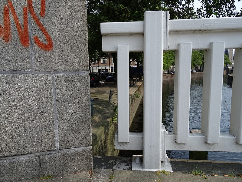 File:Admiraal de Ruyterbrug - Rotterdam - Stone meets metal railing.jpg