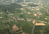 Vue aus dem Fliger op Koler. Riets uewen op der Foto gesäit een de lëtzebuergesch-belsche Grenzposten op der Autobunn an den IKEA Arel.