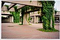 Pergola en béton brut, dans Agora, Montréal.