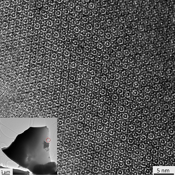 Atomic image of a micron-sized grain of the natural Al71Ni24Fe5 quasicrystal (shown in the inset) from a Khatyrka meteorite fragment. The correspondin