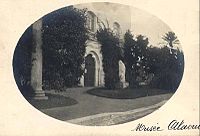 Gammelt fotografi av inngangen til museet rundt 1890.