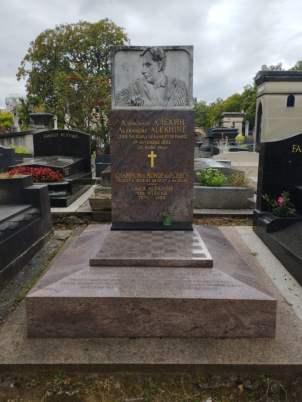 File:Grave of Alexandre Alekhine 2016 002.jpg - Wikimedia Commons