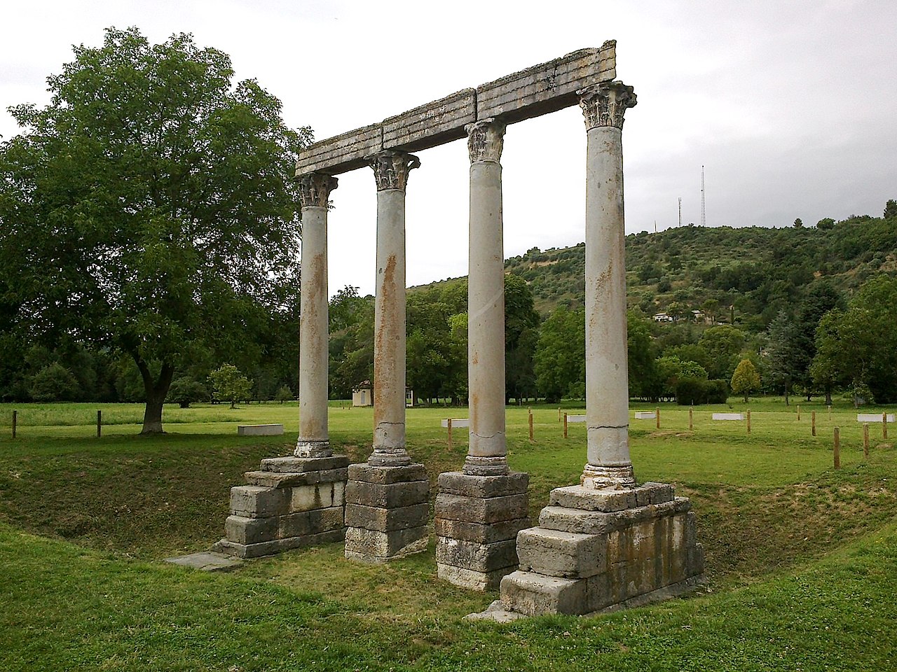 Alpes-Haute-Provence Riez Colonnes Romaines Temple Apollon - panoramio.jpg