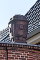 Deutsch: Terrakotta-Vase auf dem Verbindungsbau der Anna-Siemsen-Schule in Hamburg-Neustadt.