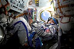 Anousheh Ansari trong tàu vũ trụ Soyuz TMA-9.jpg
