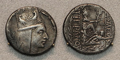 Bir yüzünde Büyük Tigran, bir yüzünde tanrılar betimlemesi olan bir Ermeni parası.
