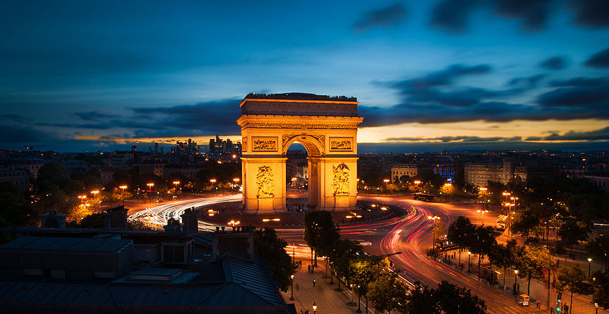 26 septembre — L'Arc de Triomphe de l'Étoile à Paris, de nuit. Photo: Xavier Sayanoff (CC-BY-SA-4.0)