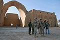Фотография 2009 года: иракские официальные лица и американские военные обсуждают планы по ремонту существующих сооружений