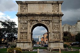 Boog van Trajanus (Benevento) 02.jpg