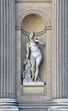 ルーブル美術館、クール・カレにある彫刻「Bacchante」(1858)