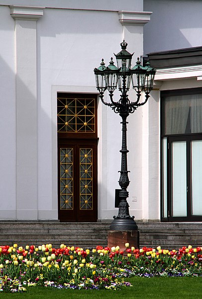 File:Baden-Baden-Kurhaus-66-Tulpen-Laterne-2012-gje.jpg