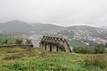 Bagrati-kathedraal.  Ruïnes van een oude versterkte muur en uitzicht op de buitenwijken van Kutaisi.jpg
