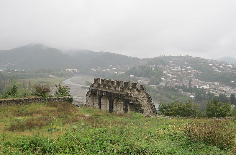 File:Bagrati Cathedral. Ruins of old fortified wall & view on Kutaisi suburbs.jpg