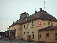 Empfangsgebäude des Bahnhofs Frankenberg, Der Anbau rechts wurde später abgerissen und der Vorplatz (links) umfassend umgestaltet