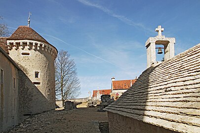 Château et chapelle Saint-Frodulphe vus du cimetière.