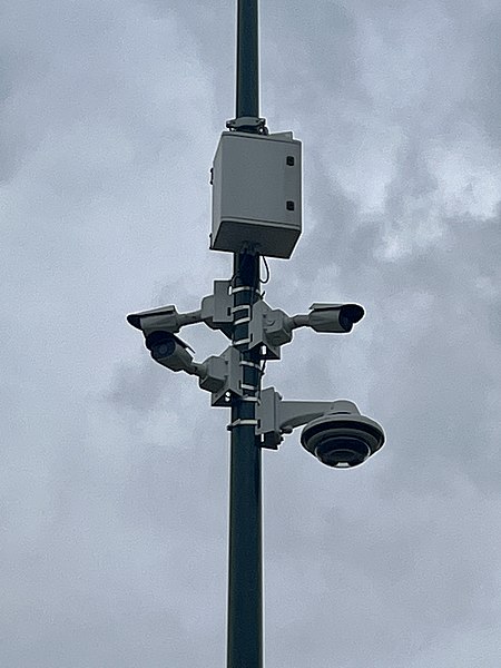 File:Base de loisirs (Bourg-Saint-Christophe) - caméras de surveillance (janvier 2023).jpg
