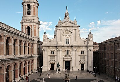 Come arrivare a Piazza Della Madonna con i mezzi pubblici - Informazioni sul luogo