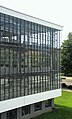 Стъклена окачена фасада на Bauhaus Dessau, от Валтер Гропиус