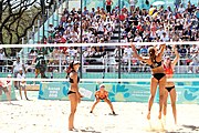 Deutsch: Beachvolleyball bei den Olympischen Jugendspielen 2018; Tag 9, 15. Oktober 2018; Mädchen, Viertelfinale: USA-Spanien 2–1 (21–19/17–21/15–9) English: Beach volleyball at the 2018 Summer Youth Olympics at 15 October 2018 – Girls Quarterfinals: USA-Spain 2–1 (21–19/17–21/15–9)