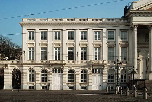 Le bâtiment en 2014 après effacement du nom de la Cour d'arbitrage.