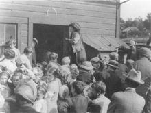 Belle Case La Follette speaking in Blue Mounds, Wisconsin in 1915 Belle Case La Follette speaking in Blue Mounds, Wisconsin in 1915.png