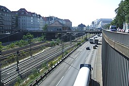 Bundesautobahn 100 in Berlijn met in de middenberm Station Messe Nord/ICC