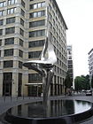 Inge-Beisheim-Platz com a escultura "Phoenix"