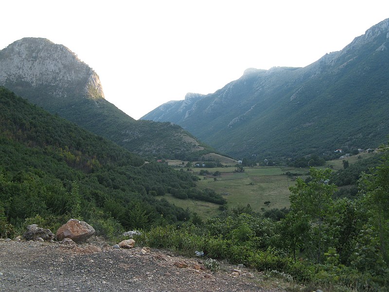 File:Between Kurbnesh and Lurë - panoramio.jpg