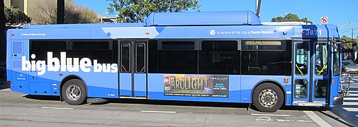 Utsikt over en blå buss med påskriften Big Blue Bus.