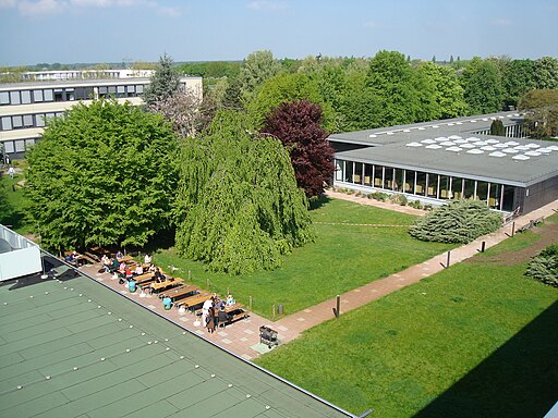 Blick vom Dach des Gästehauses Freiherr vom Stein über Mensadach, Freisitz Mensa, Forschungsgebäude und rechts Lehrgebäude