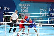 Deutsch: Boxen bei den Olympischen Jugendspielen 2018 Tag 12, 18. Oktober 2018 - Finale Leichtgewicht Mädchen – Junioren-Weltmeisterin und dreifache Juniorinnen-Europameisterin Caroline Sara DuBois (Großbritannien, blau) schlägt Juniorinnen-Asienmeisterin Porntip Buapa (Thailand, rot). English: Boxing at the 2018 Summer Youth Olympics on 18 October 2018 – Girls' lightweight Gold Medal Bout – Caroline Sara DuBois (Grat Britain, blue) wins over Porntip Buapa (Thailand, red). Español: Boxeo en los Juegos Olímpicos Juveniles de Verano de 2018 en 18 de octubre de 2018 - Combate de medalla de oro de peso ligero para niñas - Caroline Sara DuBois (Gran Bretaña, azul ) gana sobre Porntip Buapa (Tailandia, rojo).