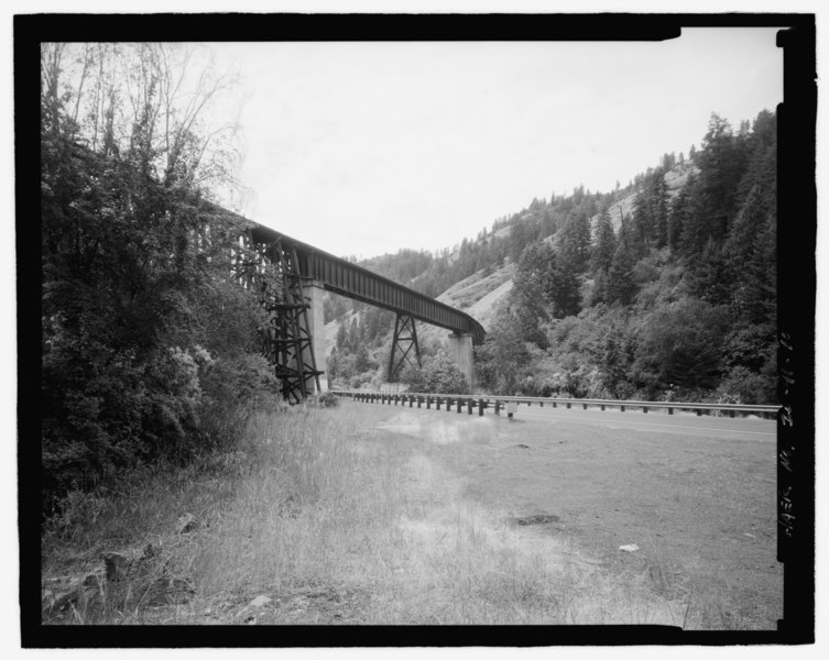 File:Bridge 19, view looking north at Milepost 19.19. The bridge crosses over Highway 95. - Camas Prairie Railroad, Second Subdivision, From Spalding in Nez Perce County, through Lewis County HAER ID-41-10.tif