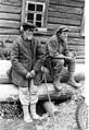Bundesarchiv Bild 101I-137-1050-03A, Russland, alte Männer vor Holzhaus.jpg