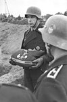 Løytnant i tysk Panzertruppe ved Nettuno i Italia mars 1944 med medaljepute med panserkampmerket, ermebånd med «Afrikakorps», jernkors og såretmerket. Foto: Deutsches Bundesarchiv