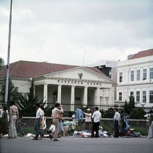 COLLECTIE TROPENMUSEUM Kledingverkopers voor het gebouw van het Hooggerechtshof TMnr 20018025.jpg