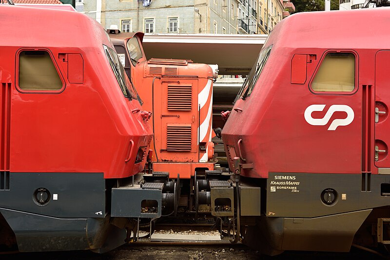 File:CP locomotives at Santa Apolónia Train Station.jpg
