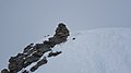 English: Cairn on Piz Turba (Bregaglia/Surses/Avers, Grison, Switzerland) Deutsch: Steinmann auf dem Piz Turba (Bregaglia/Surses/Avers, Graubünden, Schweiz) Rumantsch: Om crap segl Piz Turba (Bregaglia/Surses/Avers, Grischun, Svizra) Italiano: Cairn (ometto di pietra) sul Piz Turba (Bregaglia/Surses/Avers, Grigioni, Svizzera)