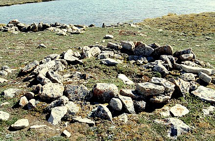 Thule site (Copper Inuit) near the waters of Cambridge Bay (Victoria Island)
