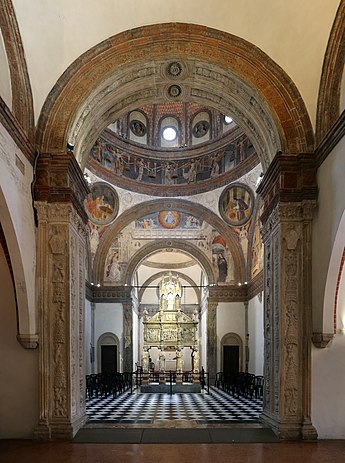 Interior facing east. The Annunciation is depicted above the archway which forms the entrance to the apse; the two doors to the side were only opened in 1874-75. Cappella portinari, 1462-68, 00,0.jpg