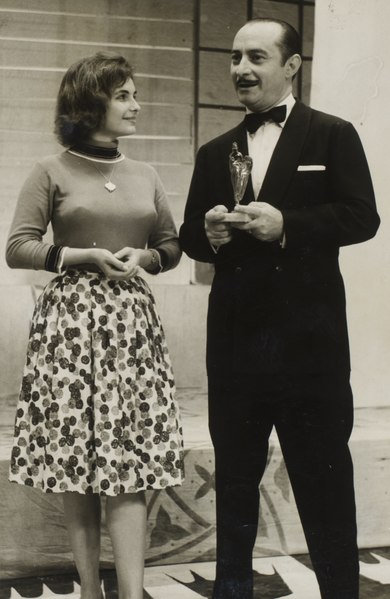 File:Carlos Galhardo recebe de Norma Blum o prêmio de “Papai-Cantor”, 1960.tif