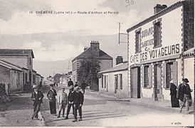 Le café des Voyageurs sur la route d'Arthon et Pornic ; le moulin à l'arrière-plan.