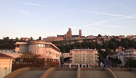 ไฟล์:Cathédrale_de_Laon,_vue_de_la_gare.jpg