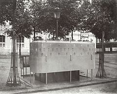 Urinoir en ardoise à 6 stalles avec écran surélevé, Boulevard des Batignolles, ca. 1865