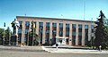 Cherkassy Oblast Admin Bldg, Lenin statute, Shpola, Ukraine, 17Sept2008.jpg