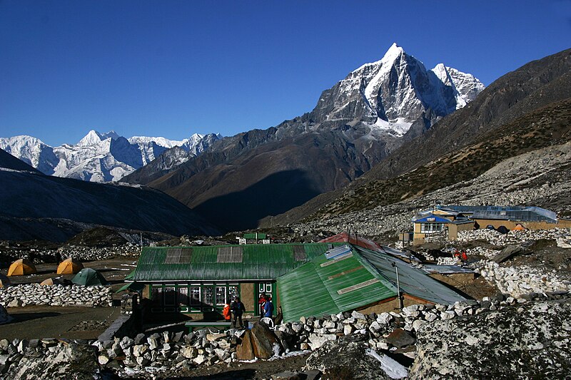 File:Chhukung-134-Lodge3-2007-gje.jpg