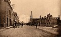 Cléder : la route de Plouescat et le monument aux morts vers 1925 (carte postale)