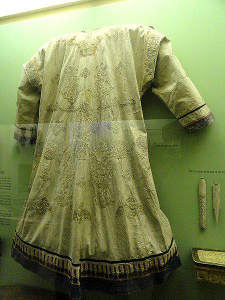 File:Coat, salmon skin, Nanai (Goldi) - AMNH - DSC06198.JPG